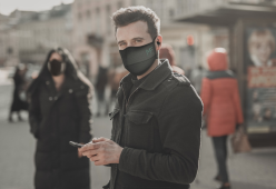 Ecco MaskFone, la mascherina con microfono e cuffie incorporate
