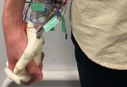 Arriva la mano robotica (100% realistica) per single romantici