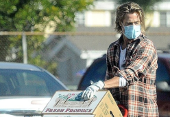 Brad Pitt aiuta le famiglie bisognose di Los Angeles