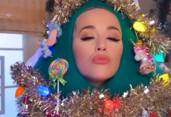Katy Perry è pronta per le feste: si è vestita da albero di Natale