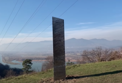 Il monolite scomparso nello Utah è ricomparso in Romania