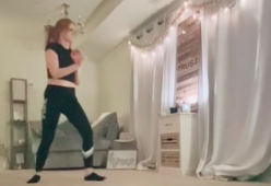 Si fa un video con il cellulare mentre balla e vede uno sconosciuto in casa sua
