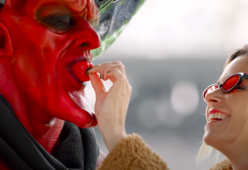 Ecco come Satana si è innamorato del 2020 in uno spot divertente