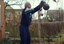 Nonno si allena tutte le mattine per fare una sorpresa alla nipotina: lo spot di Natale commuove
