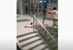 Non sanno cosa siano le scale mobili: il video dei clienti di un centro commerciale che le usano per la prima volta