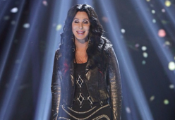 Cher rivela: “Un fan ha cercato di uccidermi”