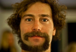 Torna di moda la barba a coda di scimmia... contenti?