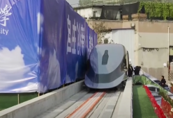 Cina, presentato il “treno proiettile” che raggiunge i 620 km/h