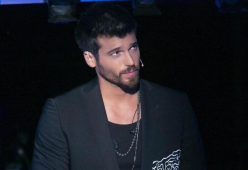 Can Yaman regala il suo numero di cellulare in diretta e il pubblico va in delirio
