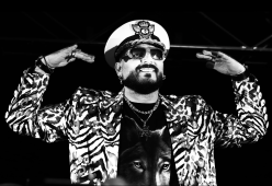 Gigi D'Agostino, la festa dei fan sotto casa per il compleanno