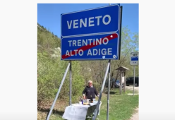 Mamma e figlio festeggiano il compleanno sul confine Trentino-Veneto [video]