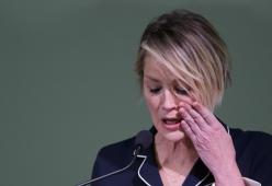Sharon Stone in lacrime: «Ho perso la metà dei miei soldi»