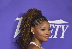 Halle Bailey, attrice de La Sirenetta, mostra la bambola ispirata a lei e si commuove

