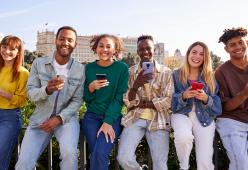 Gli studenti raccolgono 260 mila dollari per mandare il bidello in pensione 