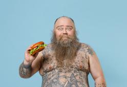 "Addio dieta e palestra”. E si tatua gli addominali per non dover dimagrire
