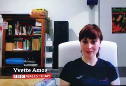 Intervistata dalla BBC si mostra in webcam con un dildo gigante alle sue spalle