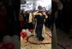 Proposta di matrimonio al centro commerciale finisce in manette: il video