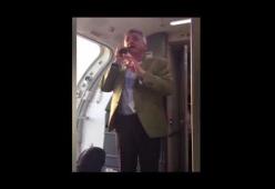Il capo di Ryanair offre da bere ai passeggeri per scusarsi del ritardo