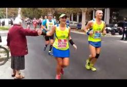La nonnina che dà il 5 ai maratoneti sta spopolando in Italia