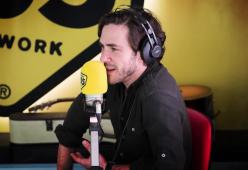 Jack Savoretti a 105 Mi Casa: "Il titolo di Singing to strangers l'ha ispirato mia figlia"
