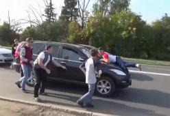 Automobilisti arroganti? Un gruppo di attivisti li combatte con adesivi giganti