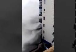Onde giganti distruggono i balconi di un palazzo a Tenerife: il video choc