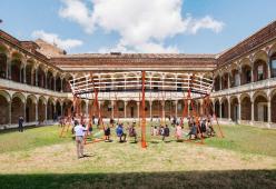 Amazon celebra il tempo libero con "SWING": l'altalena circolare del Fuori Salone 2023!