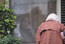 Il Coronavirus li separa, anziani coniugi si salutano dalla finestra