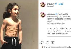 Arat Hosseini è il più giovane atleta con addominali d'acciaio (ha solo 6 anni)