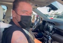Arnold Schwarzenegger si fa vaccinare e posta un appello invitando i fan ad imitarlo