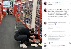 Ashley Graham cambia il pannolino del figlio sul pavimento di un negozio e scatena la polemica