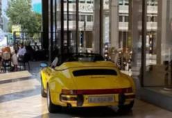 Parcheggia la Porsche sotto i portici per proteggerla dalla pioggia: infuria la polemica