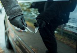 Trova l'auto graffiata perché non ha pagato l'abusivo: lo sfogo è virale