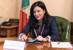 Scuola: la ministra Azzolina risponde alle domande degli studenti su Facebook