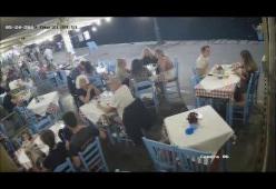 Turista rischia di soffocare e viene salvato dalla manovra di Heimlich: il video