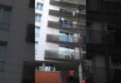 Salva un bambino appeso al balcone arrampicandosi sulla facciata del palazzo 