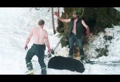 Uccidono un'orsa in letargo con i cuccioli: il video che li ha incastrati