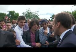 Macron rimprovera un ragazzo: “Chiamami Signor Presidente”