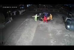 Il video dell'anno: travestiti da Teletubbies rubano (ballando) un carrello elevatore