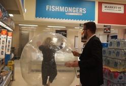 Donna inglese va a fare la spesa dentro una gigante sfera di plastica