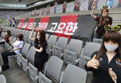 Bambole gonfiabili sugli spalti dello stadio a Seoul per sostituire i tifosi 