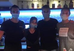 Multa di 400 al titolare di un bar per una foto con i dipendenti