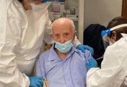 A 103 anni riceve la sua dose di vaccino e sui social si scatena l'odio 