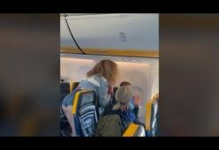 
Sputi calci e insulti omofobi da parte di una passeggera no mask sul volo Ryanair
