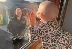 Dopo due mesi di quarantena, un papà riabbraccia la sua bambina malata di leucemia