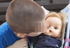 Bimbo viene rimproverato perché gioca con una bambola: la sua risposta è epica