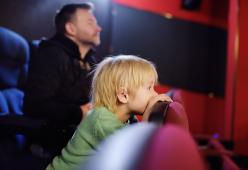 Cinema proietta una pellicola sottotitolata per un bimbo non udente 