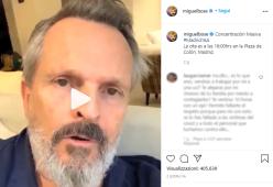 Miguel Bosé appoggia una protesta contro l'uso obbligatorio delle mascherine
