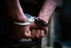 "Meglio il carcere che mia madre": evade dai domiciliari e si consegna alla polizia