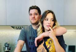Michael Bublè dà una gomitata alla moglie in un video su Instagram e scoppia la polemica